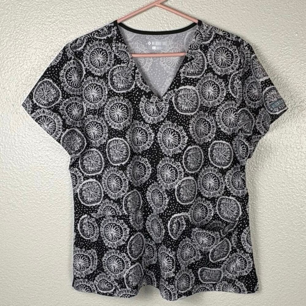 Med Couture Black & White Patterned V-Neck Top